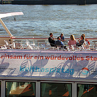 2 © Franziska-Walter Talkrunde bei der Vorbereitung auf dem Deck der Commodore von Barkassen Meyer IMG 9747
